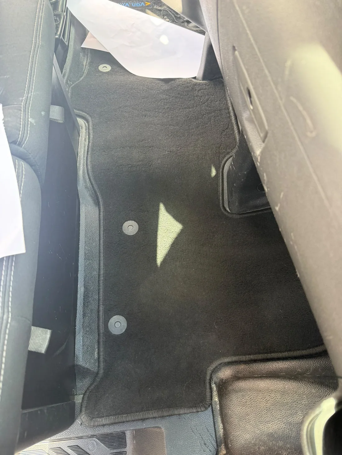 Vloerbedekking van een auto na dieptereiniging